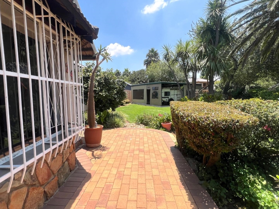 5 Bedroom Property for Sale in Alberante Gauteng