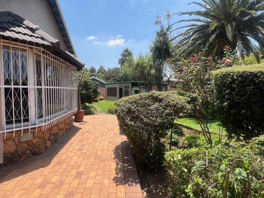 5 Bedroom Property for Sale in Alberante Gauteng
