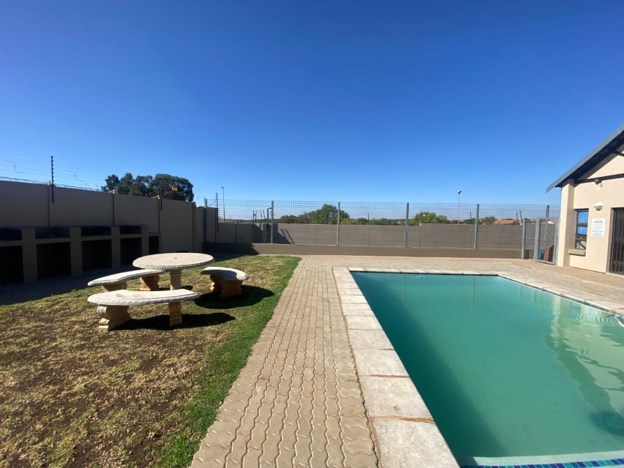 2 Bedroom Property for Sale in Ruimsig A H Gauteng