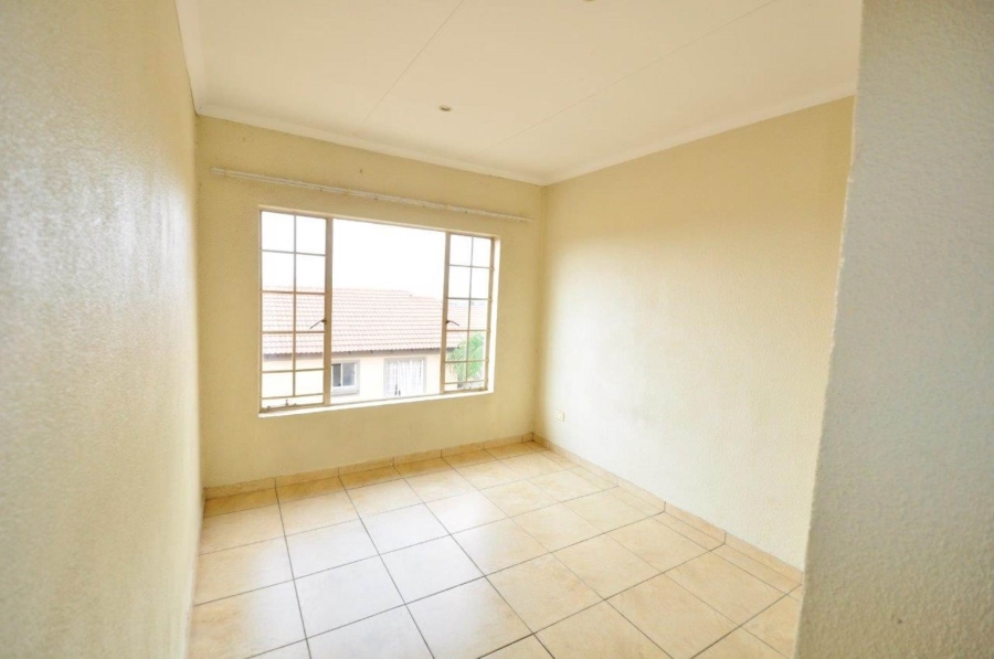 To Let 1 Bedroom Property for Rent in La Montagne Gauteng