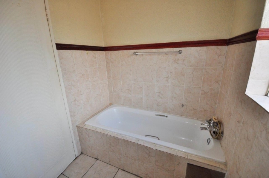 To Let 1 Bedroom Property for Rent in La Montagne Gauteng