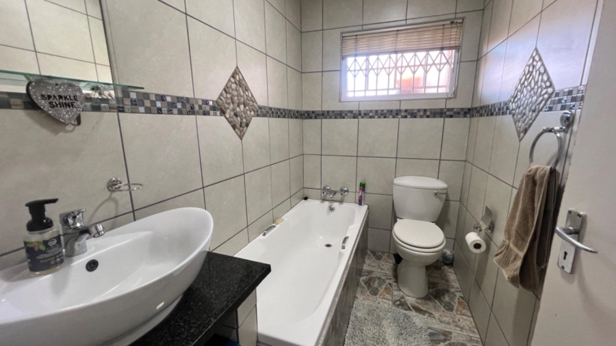 3 Bedroom Property for Sale in Ridgeway Gauteng