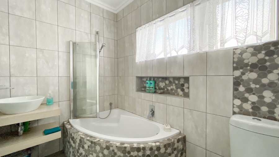 3 Bedroom Property for Sale in Linmeyer Gauteng