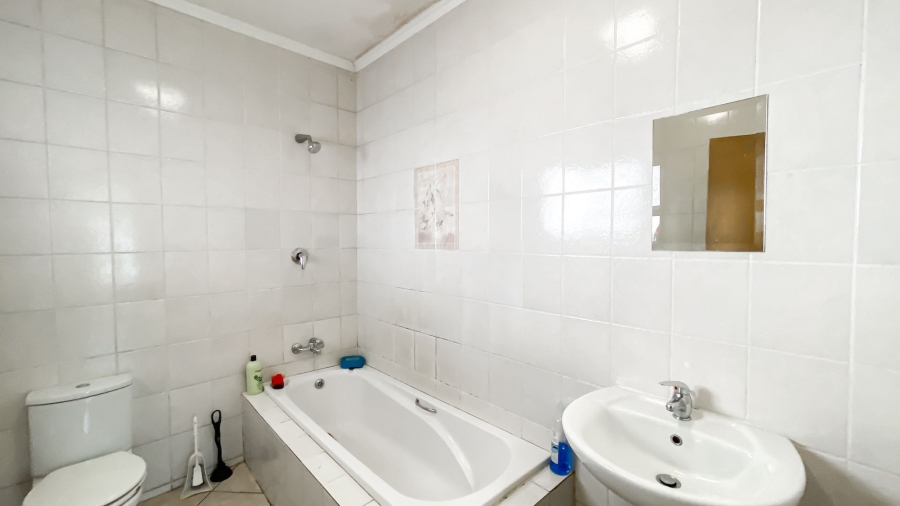 3 Bedroom Property for Sale in Linmeyer Gauteng