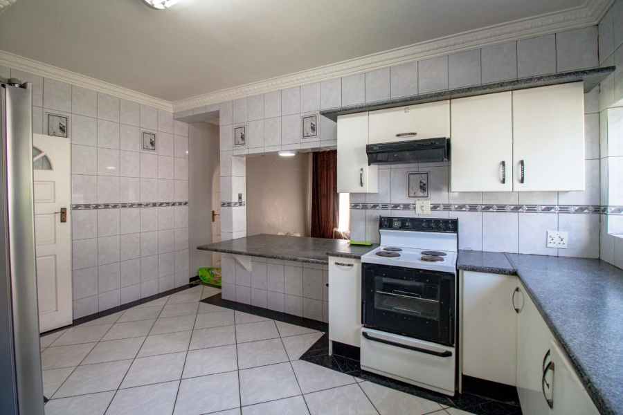 6 Bedroom Property for Sale in Bakerton Gauteng