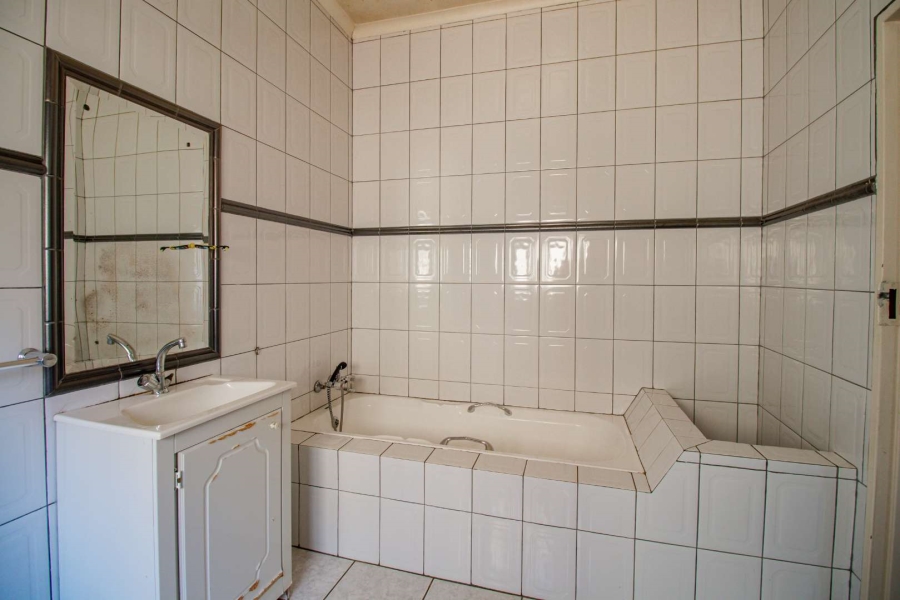 6 Bedroom Property for Sale in Bakerton Gauteng