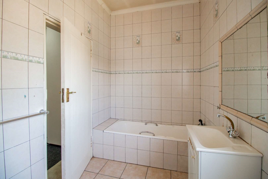 6 Bedroom Property for Sale in Bakerton Gauteng