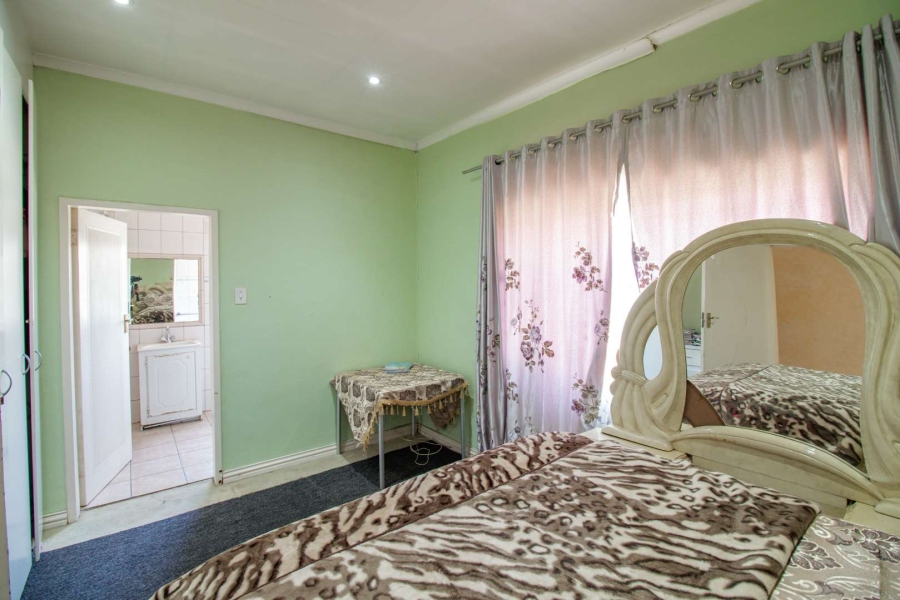 6 Bedroom Property for Sale in Bakerton Gauteng
