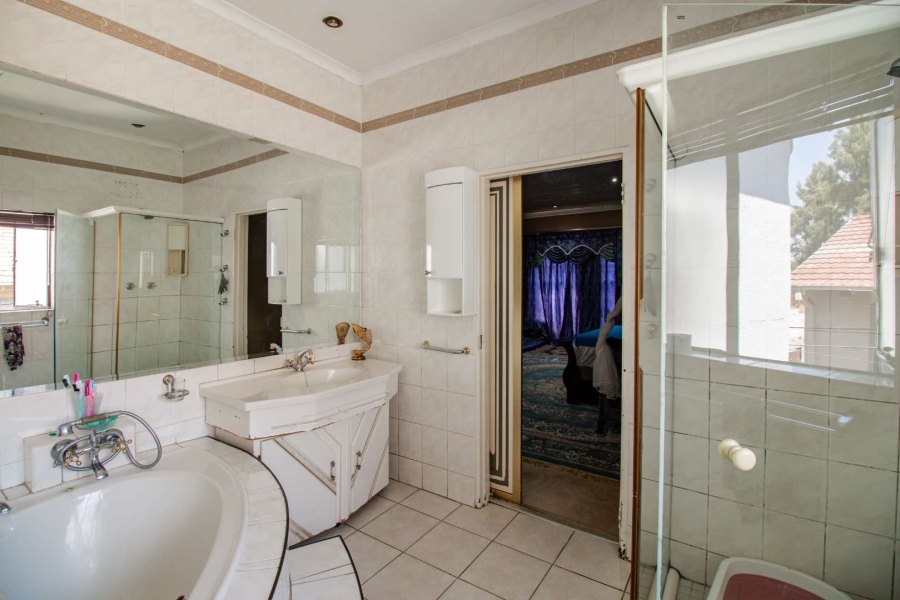 6 Bedroom Property for Sale in Bakerton Gauteng
