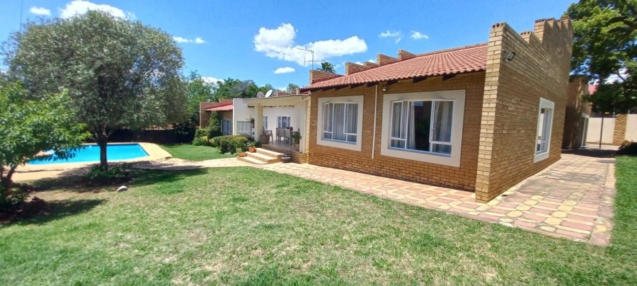 To Let 4 Bedroom Property for Rent in Buccleuch Gauteng
