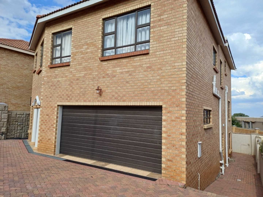 6 Bedroom Property for Sale in South Crest Gauteng