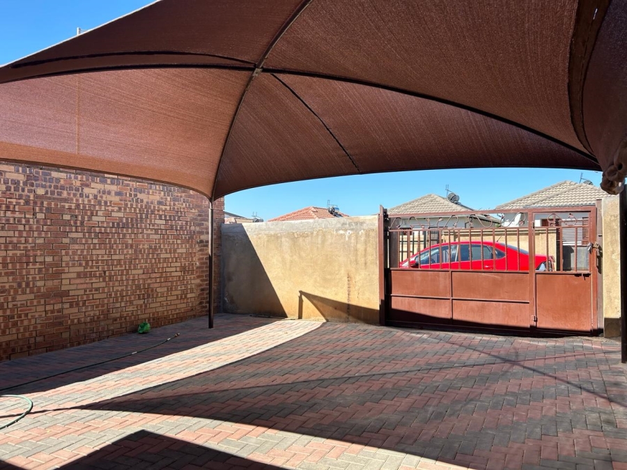2 Bedroom Property for Sale in Clayville Gauteng