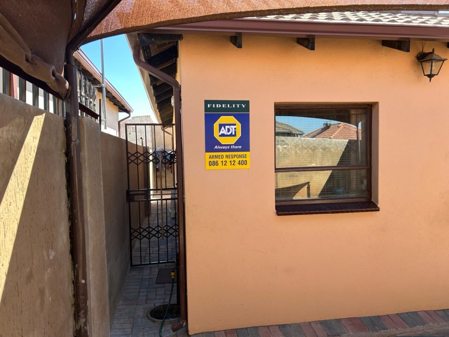 2 Bedroom Property for Sale in Clayville Gauteng