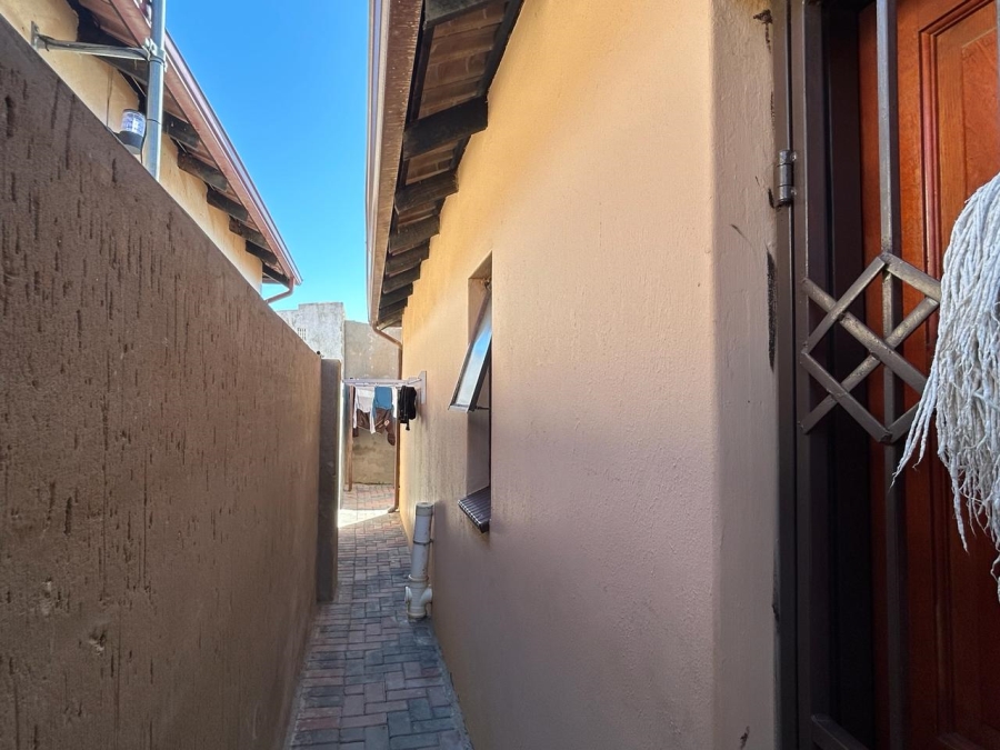 2 Bedroom Property for Sale in Clayville Gauteng