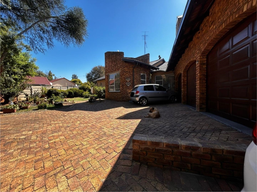 4 Bedroom Property for Sale in Brackendowns Gauteng