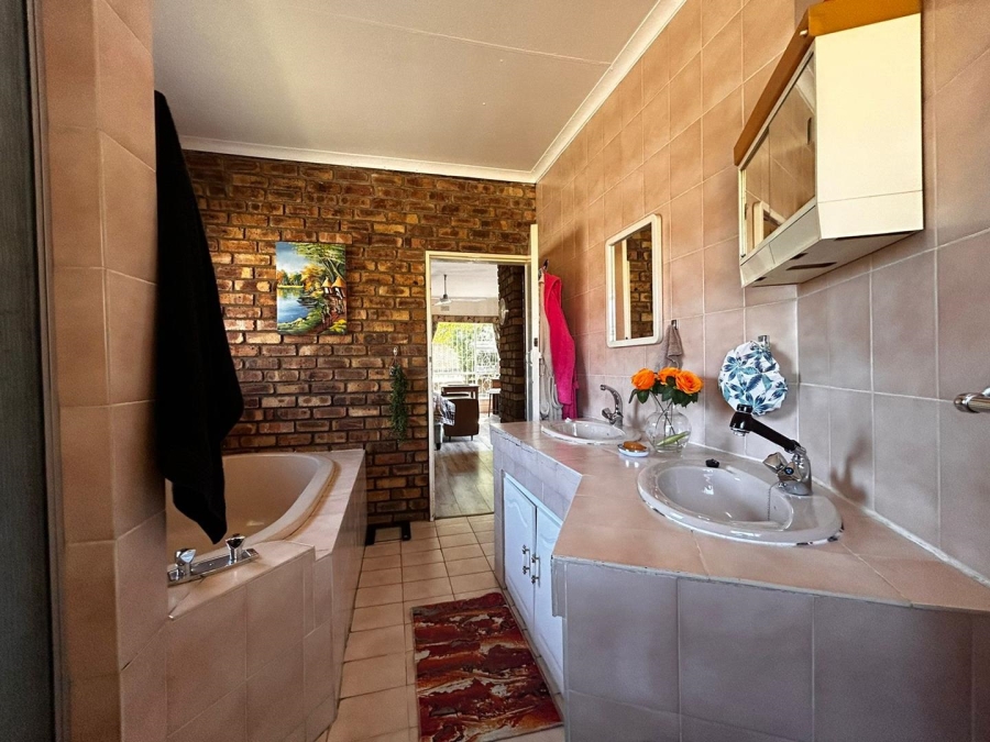 4 Bedroom Property for Sale in Brackendowns Gauteng