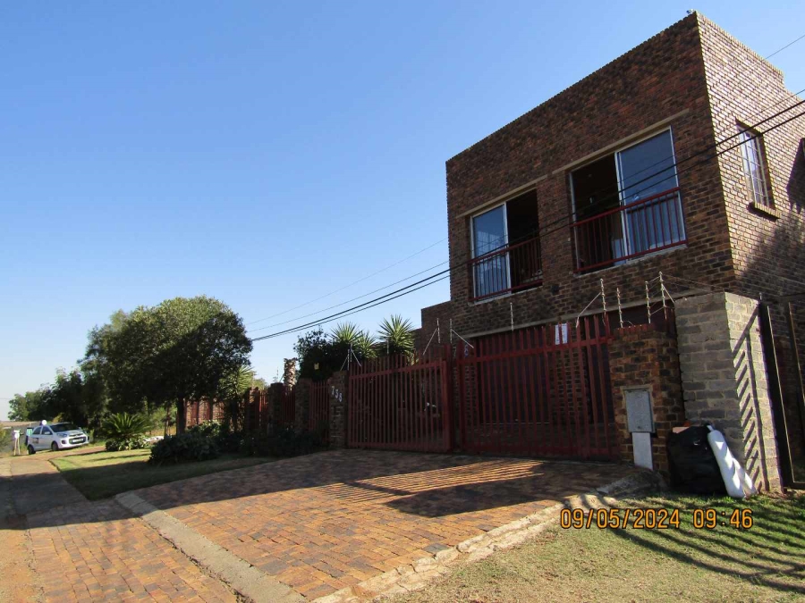 4 Bedroom Property for Sale in Vaaloewer Gauteng
