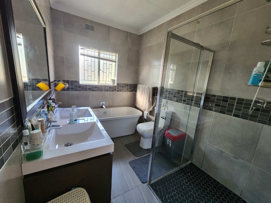 4 Bedroom Property for Sale in Brackenhurst Gauteng
