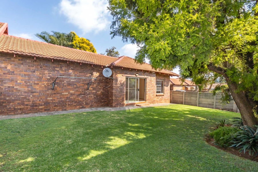 To Let 2 Bedroom Property for Rent in Weltevreden Park Gauteng