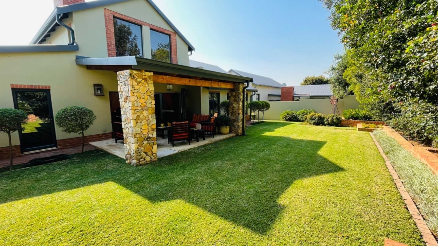 5 Bedroom Property for Sale in Rooihuiskraal Gauteng