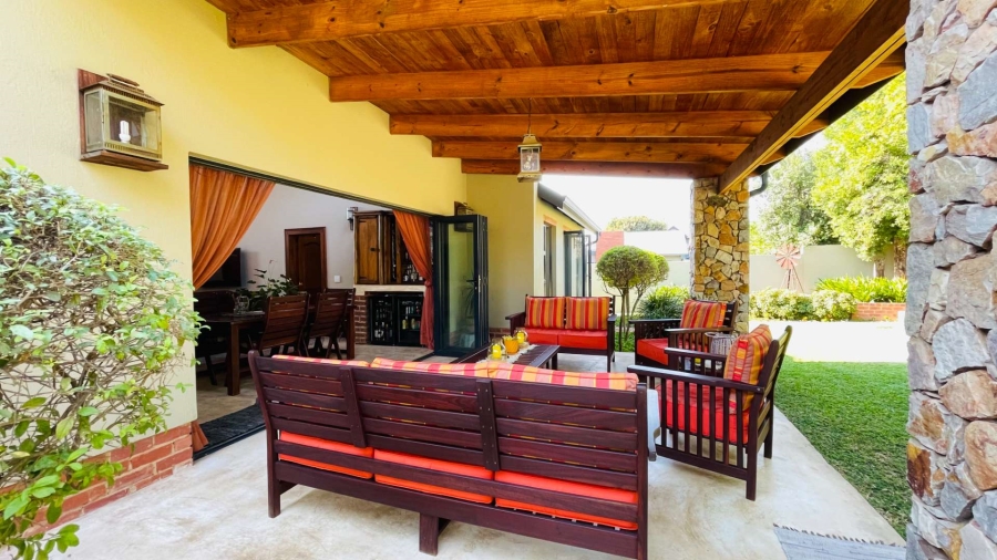 5 Bedroom Property for Sale in Rooihuiskraal Gauteng