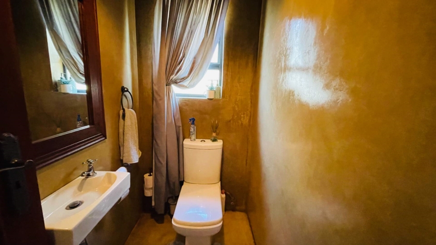 5 Bedroom Property for Sale in Rooihuiskraal Gauteng