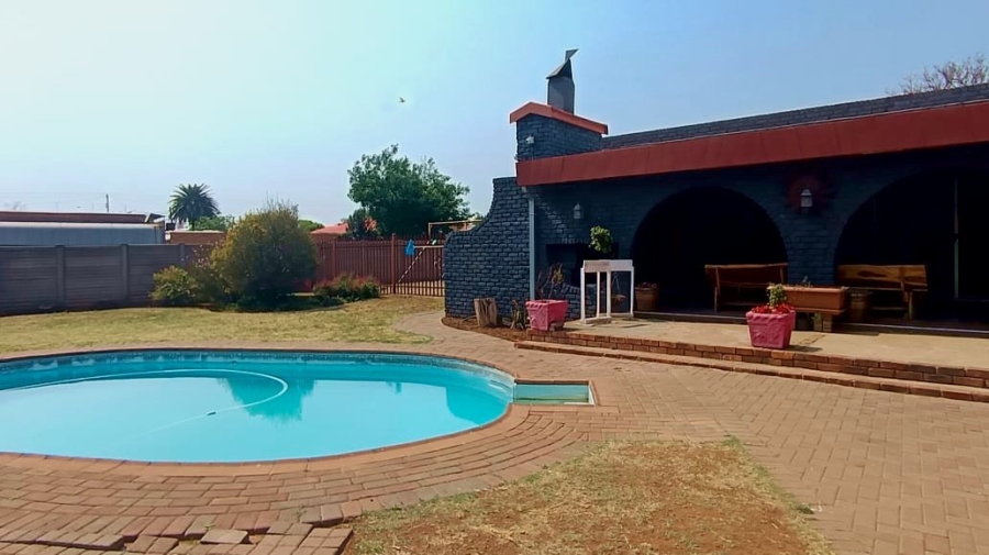 6 Bedroom Property for Sale in Riversdale Gauteng