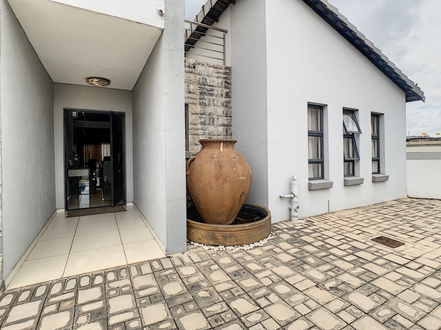 5 Bedroom Property for Sale in Newmark Estate Gauteng