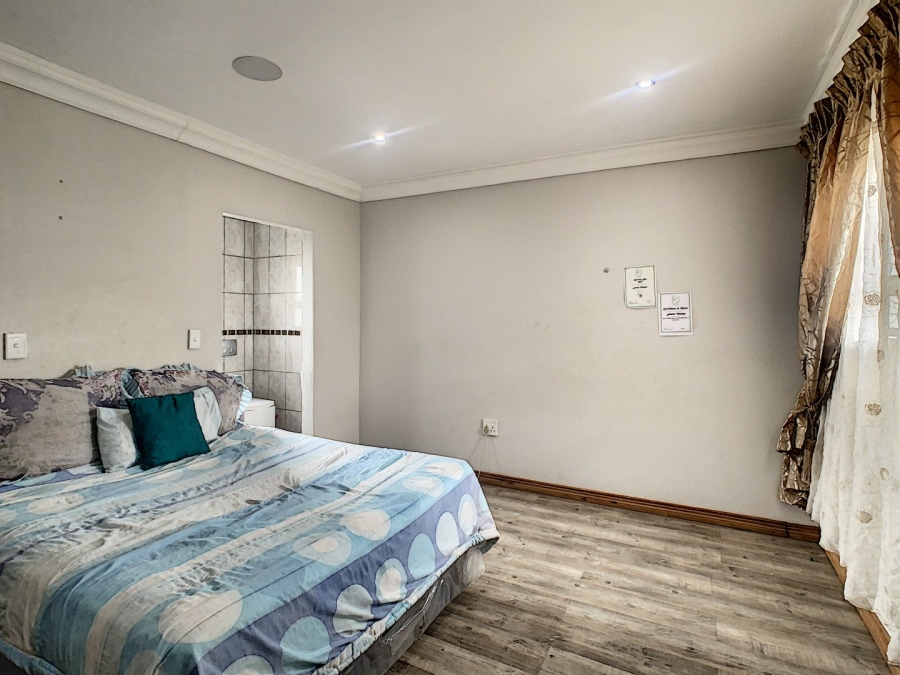 5 Bedroom Property for Sale in Newmark Estate Gauteng