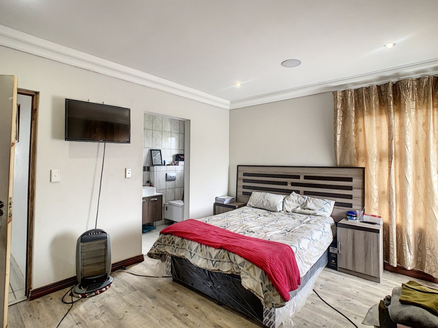 5 Bedroom Property for Sale in Newmark Estate Gauteng