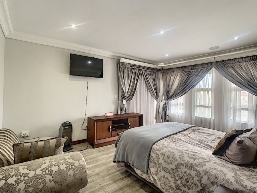 5 Bedroom Property for Sale in Newmark Estate Gauteng