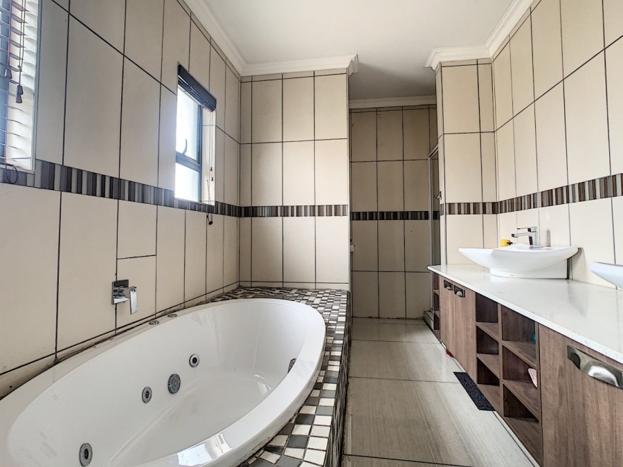 5 Bedroom Property for Sale in Newmark Estate Gauteng