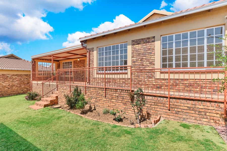 2 Bedroom Property for Sale in Honeydew Grove Gauteng