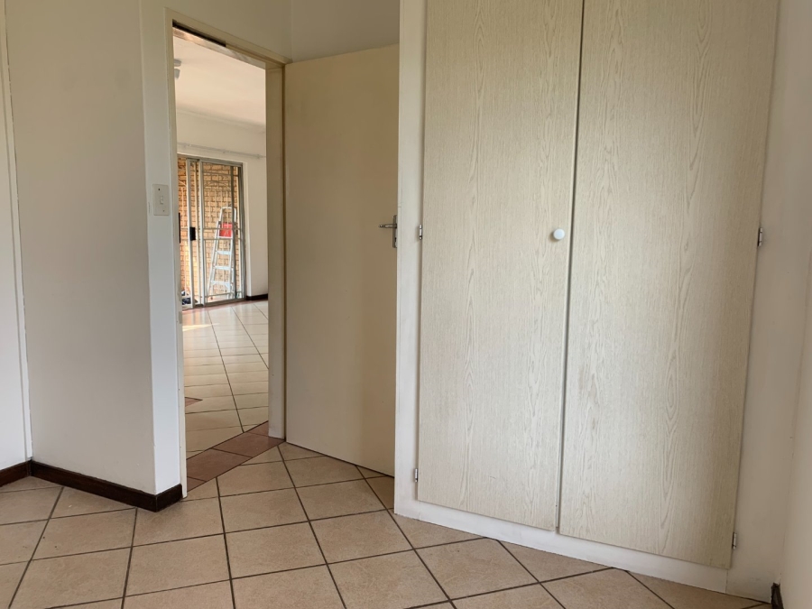 2 Bedroom Property for Sale in Die Hoewes Gauteng
