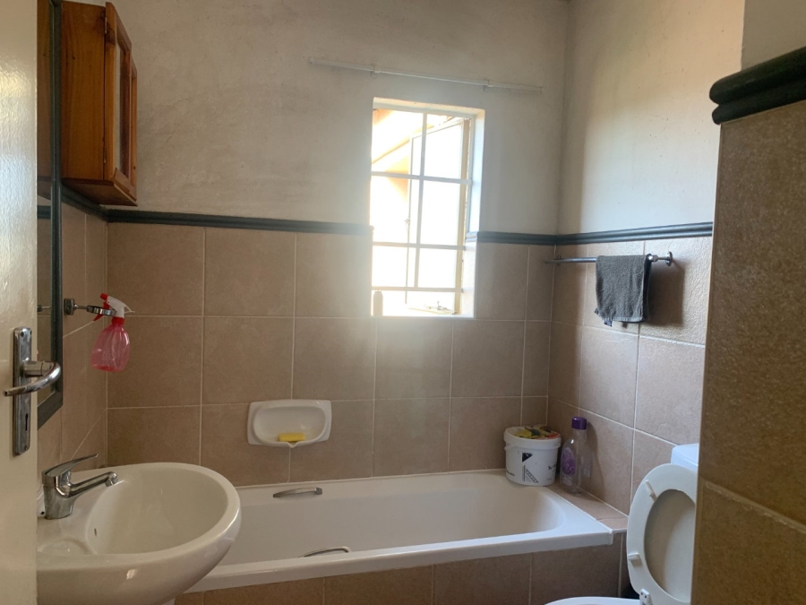 2 Bedroom Property for Sale in Die Hoewes Gauteng