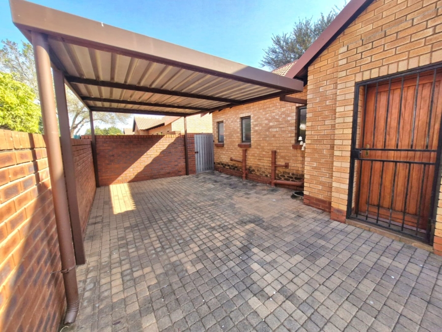 2 Bedroom Property for Sale in Montana Tuine Gauteng
