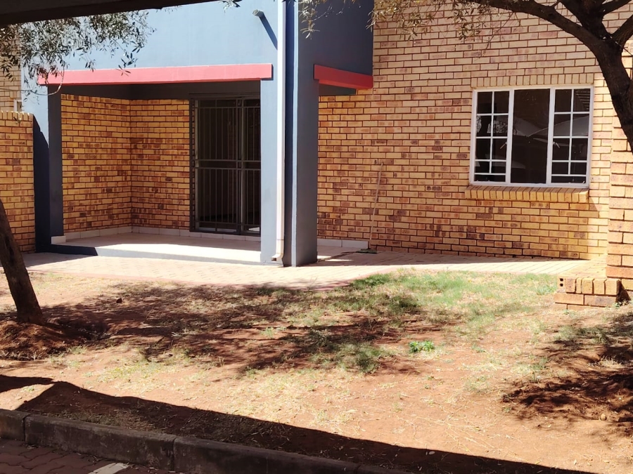 2 Bedroom Property for Sale in Monavoni Gauteng