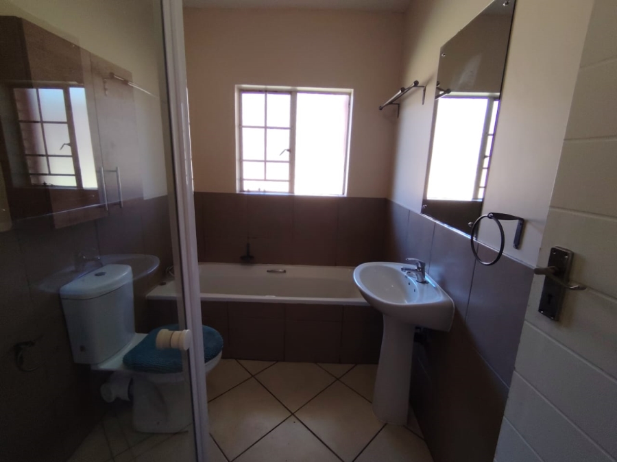 2 Bedroom Property for Sale in Monavoni Gauteng