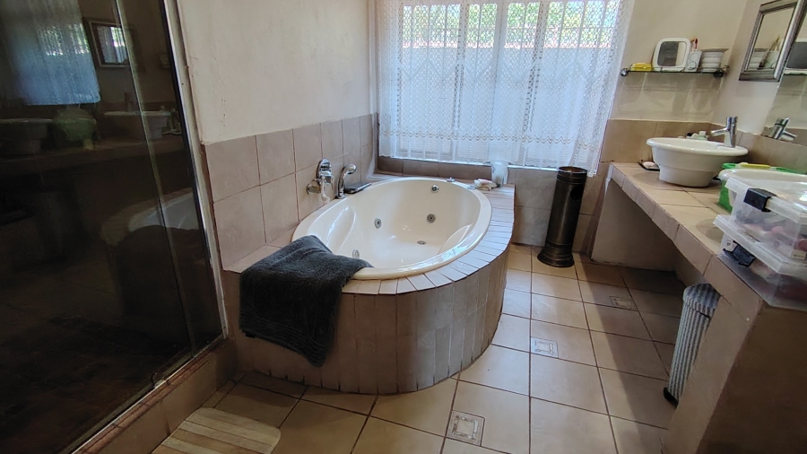 5 Bedroom Property for Sale in Eldoraigne Gauteng
