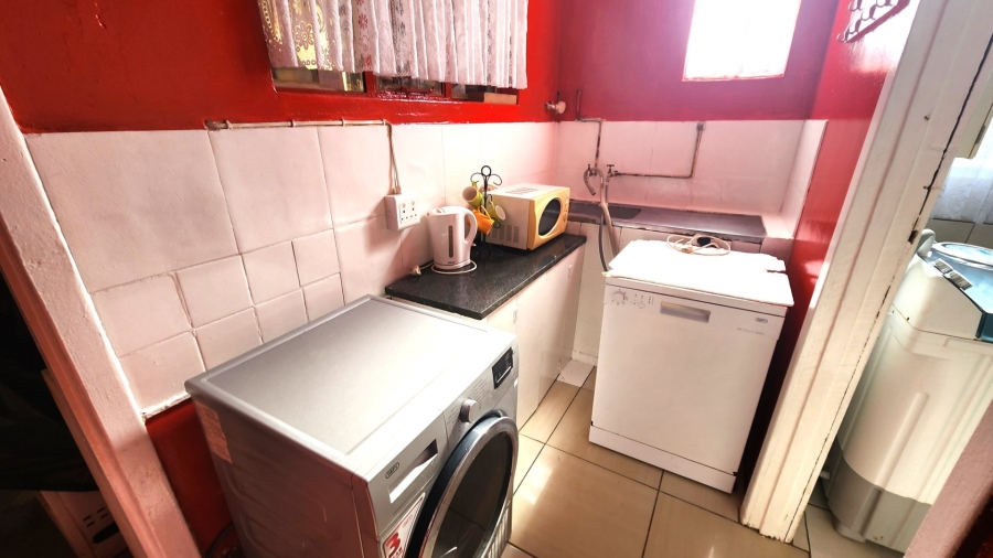 6 Bedroom Property for Sale in Primrose Gauteng