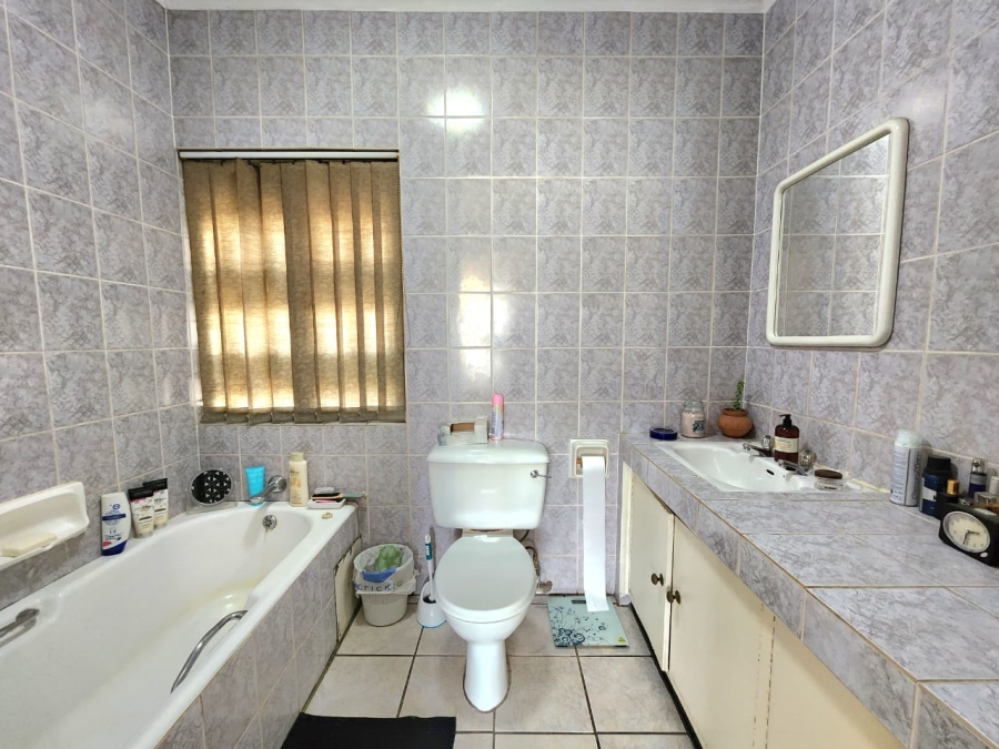 4 Bedroom Property for Sale in Glenanda Gauteng