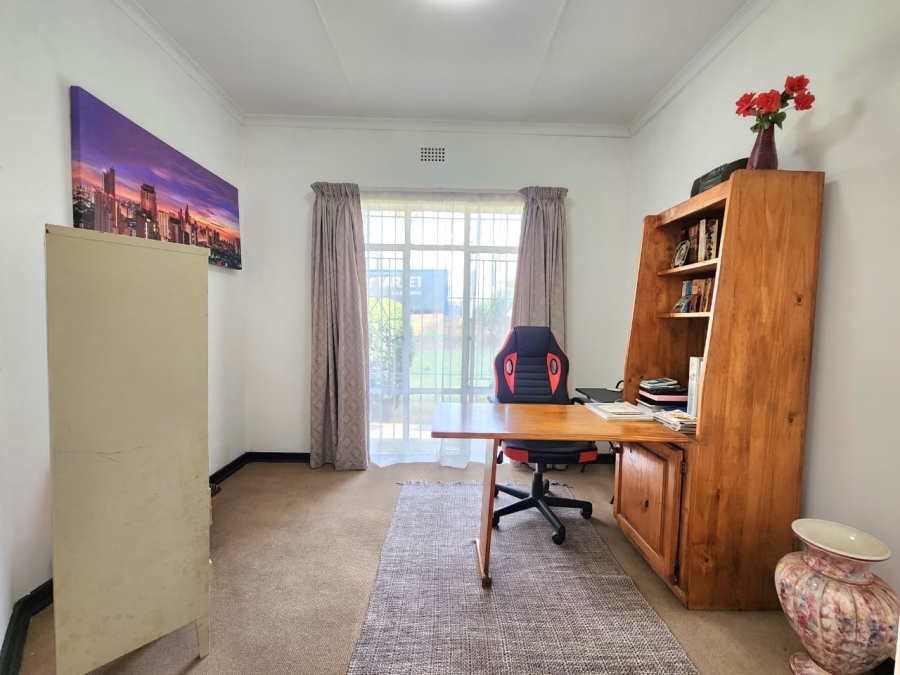 4 Bedroom Property for Sale in Glenanda Gauteng