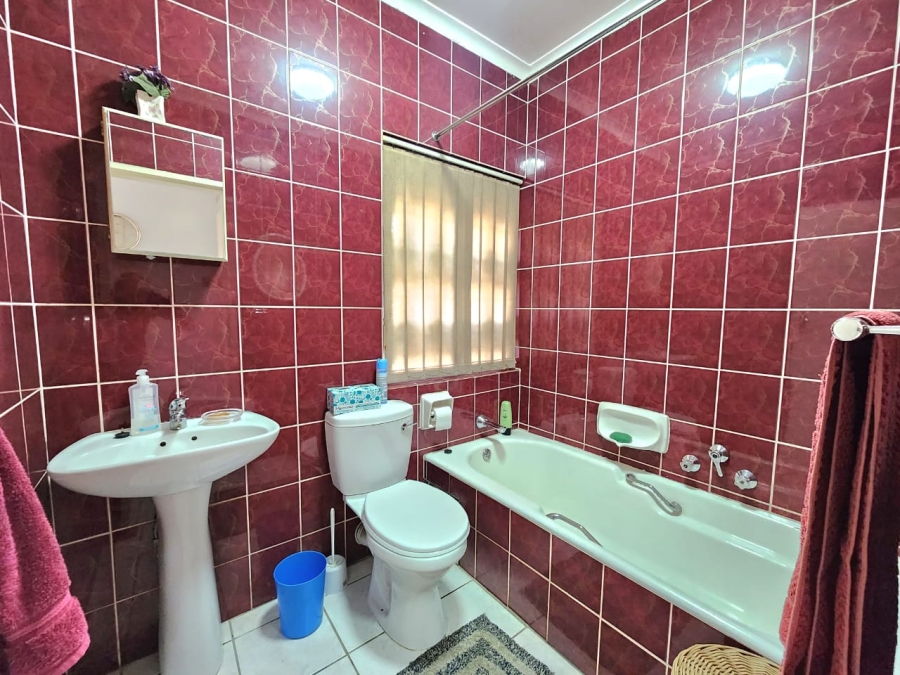 4 Bedroom Property for Sale in Glenanda Gauteng