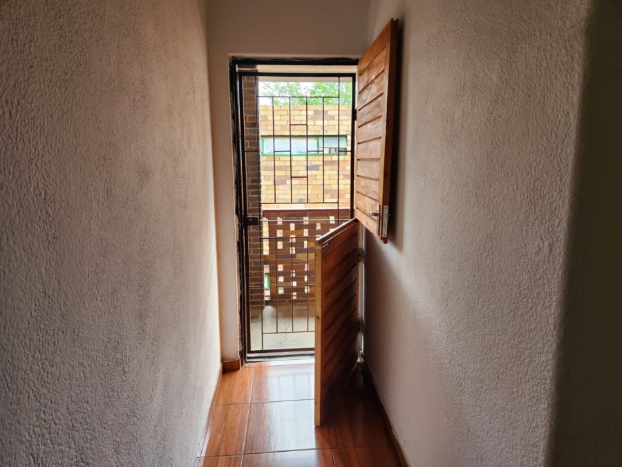 2 Bedroom Property for Sale in Crown Gardens Gauteng