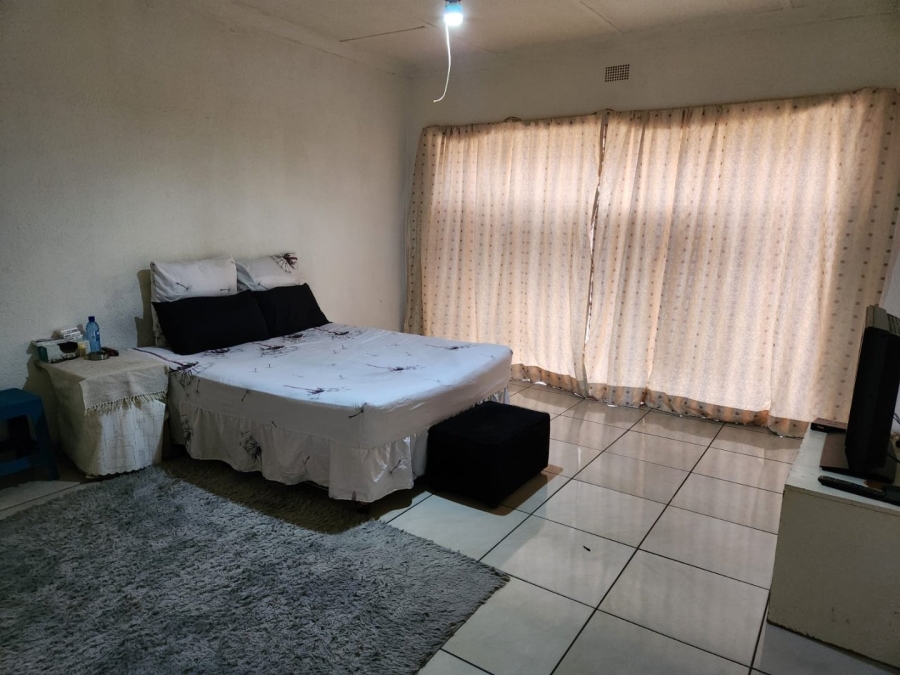 2 Bedroom Property for Sale in Crown Gardens Gauteng