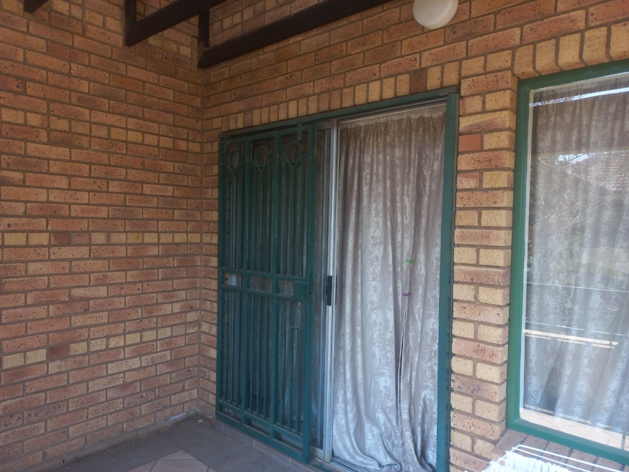 To Let 3 Bedroom Property for Rent in Die Hoewes Gauteng