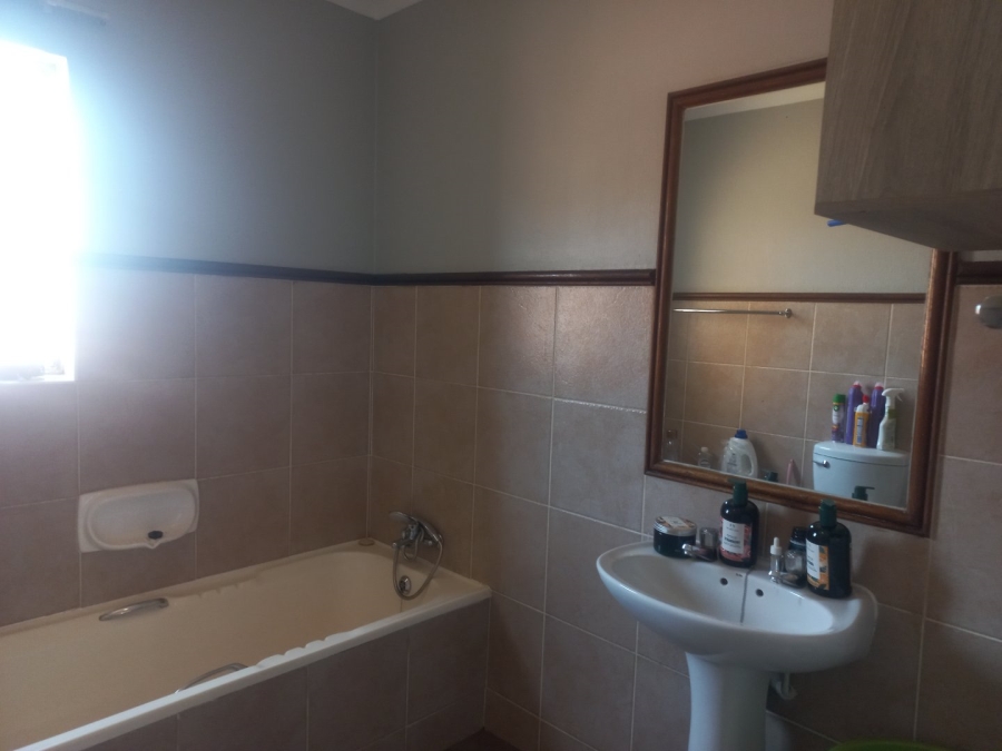 To Let 3 Bedroom Property for Rent in Die Hoewes Gauteng