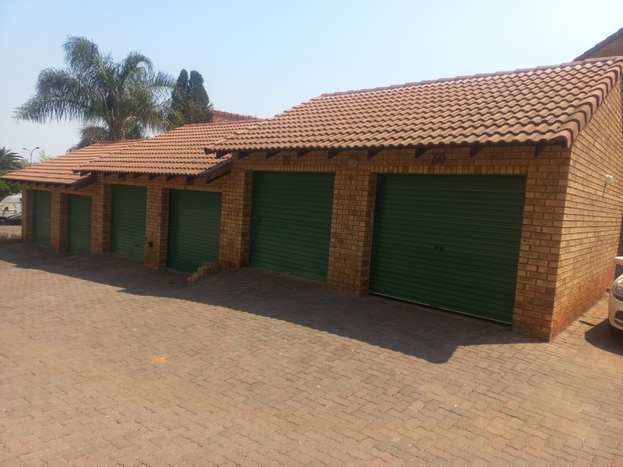 To Let 3 Bedroom Property for Rent in Die Hoewes Gauteng