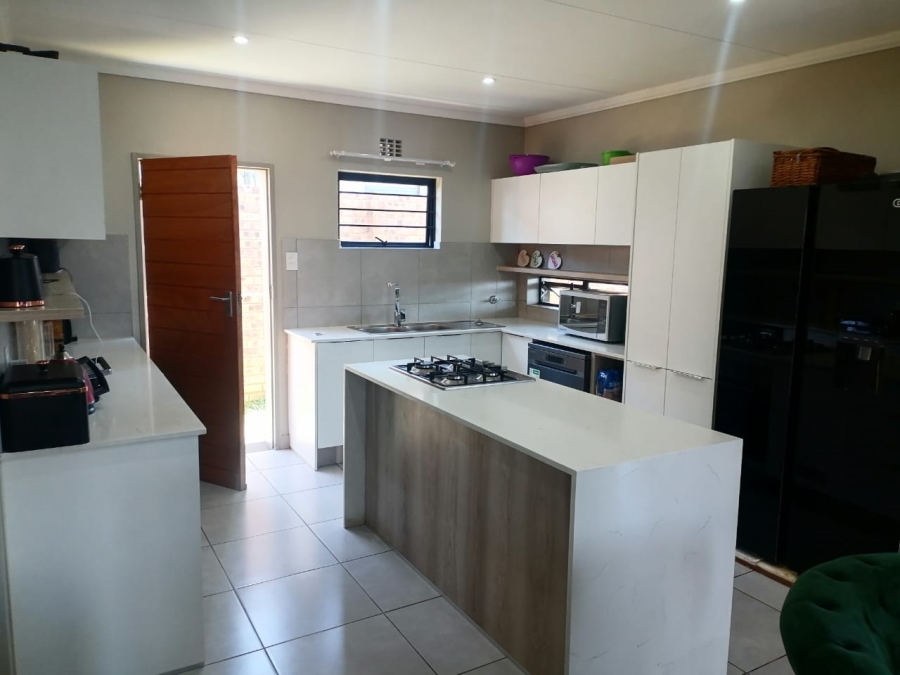 To Let 3 Bedroom Property for Rent in Lion Pride Gauteng
