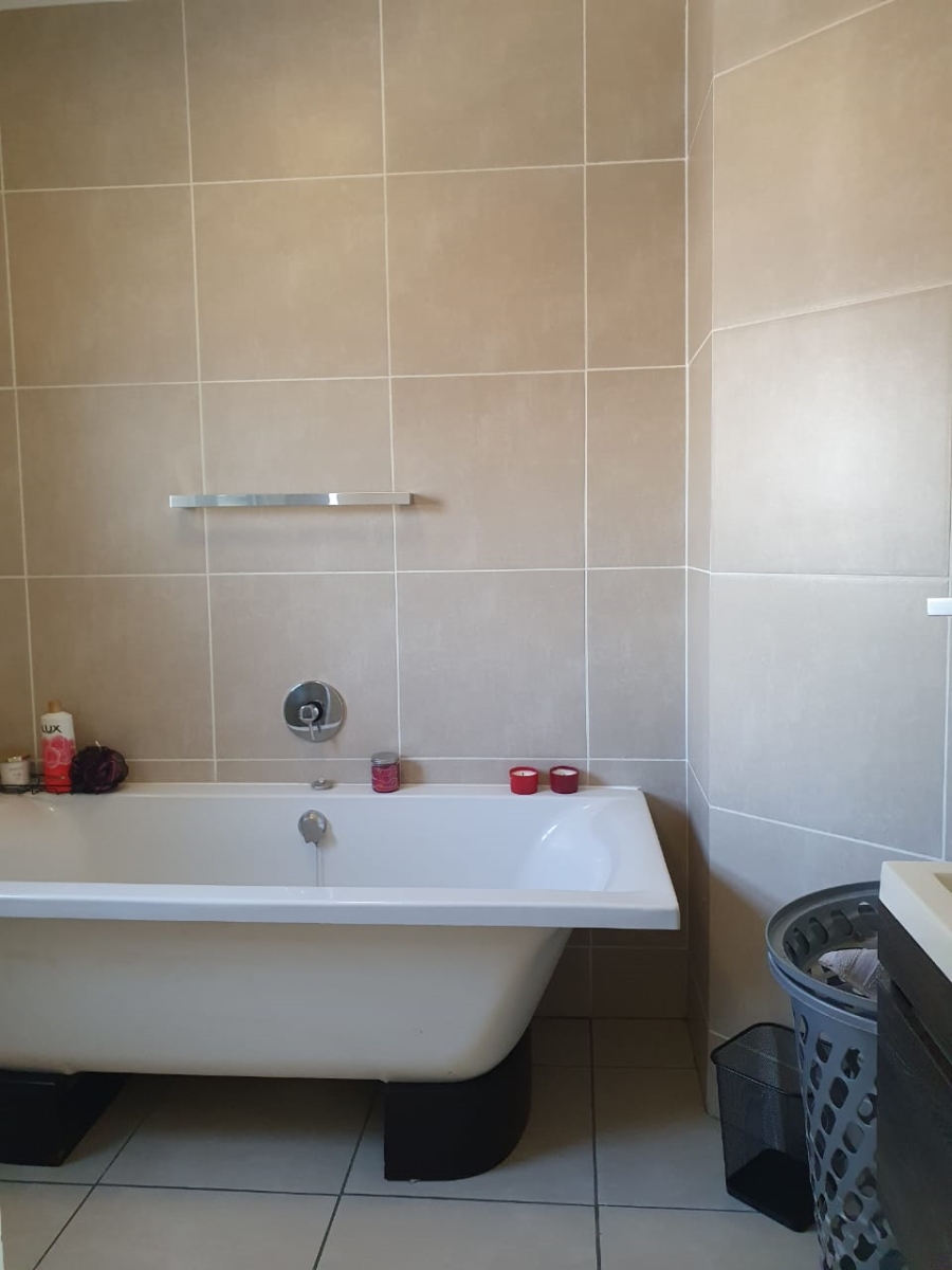 2 Bedroom Property for Sale in Greenstone Hill Gauteng